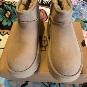 UGG Classic Ultra Mini New Heights platform Boots 7 mustard seed New NO box